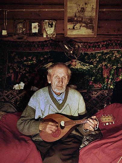 Карельский поэт Станислав Тарасов в своем доме в деревне Васильки. Всю жизнь проработал егерем 