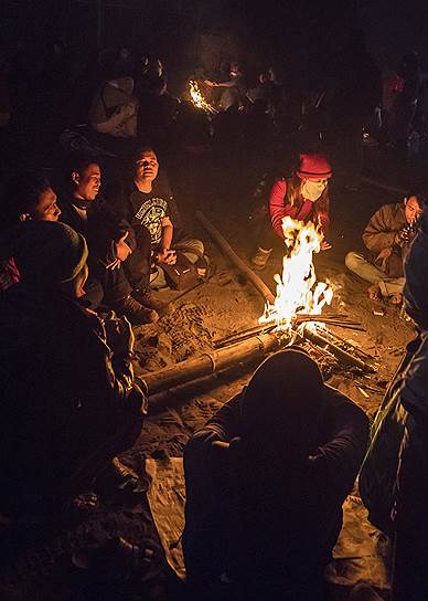 В ночь перед праздником верующие разбивают большой лагерь у подножия вулкана 