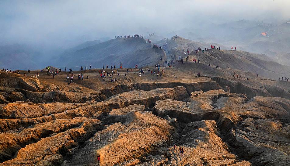 Верующие начинают свой путь к вулкану еще до рассвета 