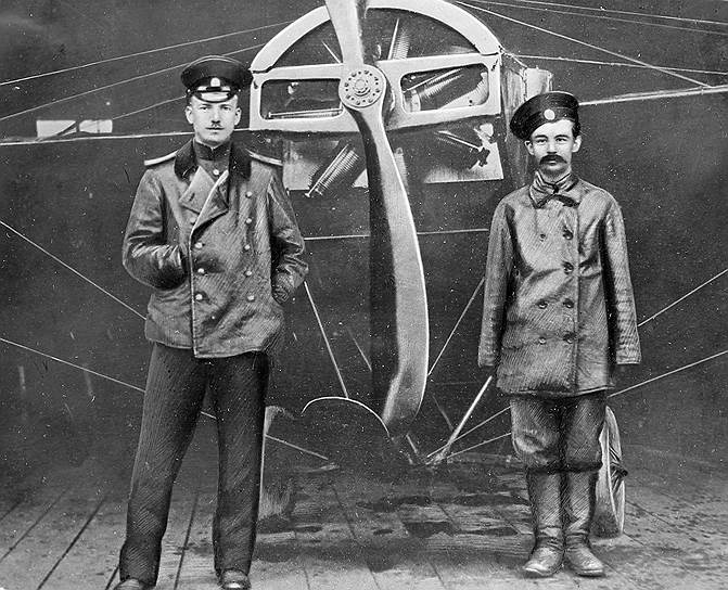 Русский летчик Петр Николаевич Нестеров (слева)