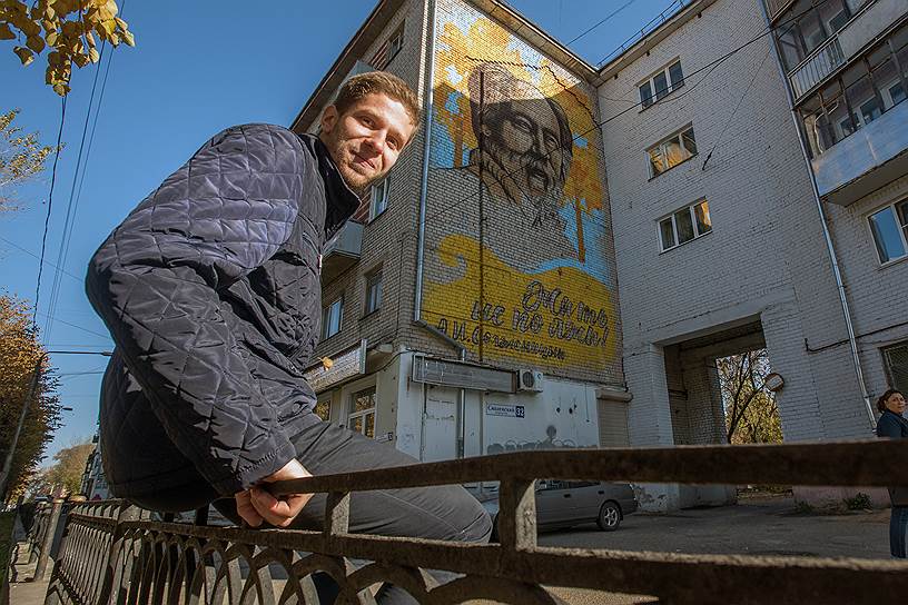 Волонтер и студент Тверского политеха Илья собирает подписи в поддержку нарисованного Солженицына