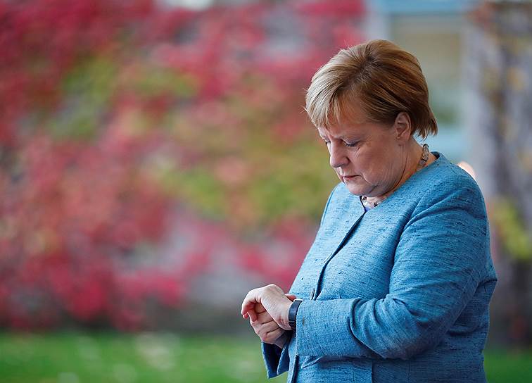 Ангела Меркель поглядывает на часы, но не торопится