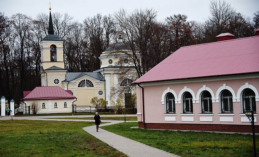 Музей «Спасское-Лутовиново» в Орловской области постоянно расширяется. В 2000 году заново освятили полуразрушенную в войну церковь. А справа на фото — один из добротных административных корпусов