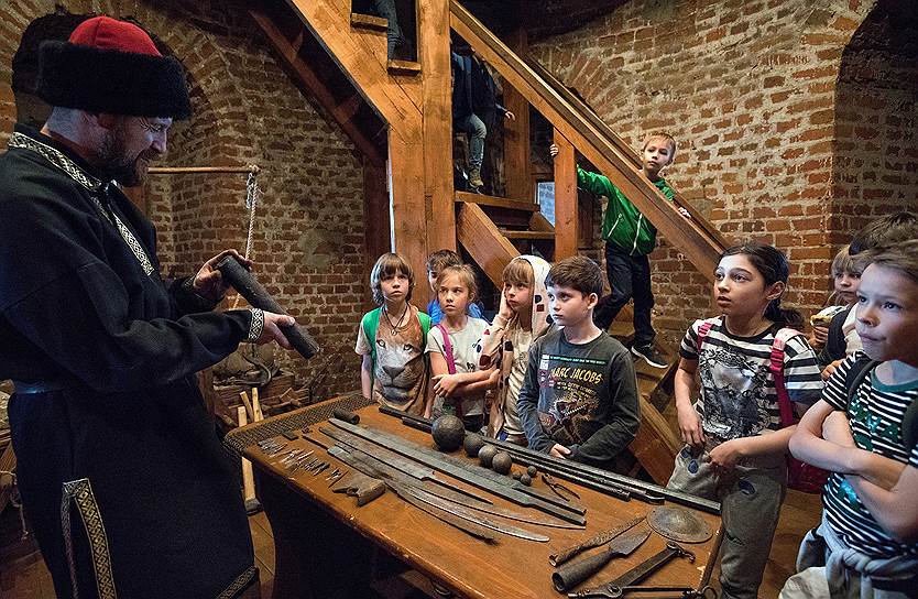О старинном оружии детям тут рассказывают с инженерных позиций: как оно было устроено, как работало. Объясняют, почему КПД средневекового топора достигает 90 процентов, а у современного плотницкого — только 50