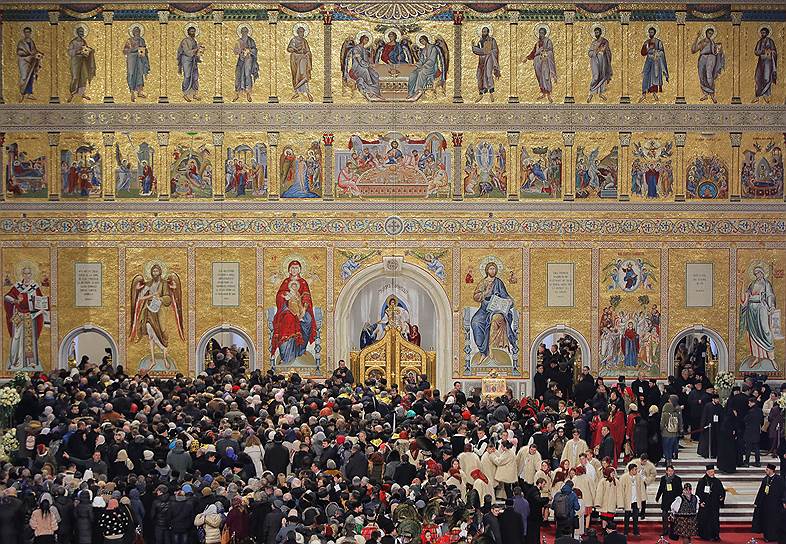 Открытие грандиозного собора спасения нации к столетию Великого объединения собрало десятки тысяч верующих
