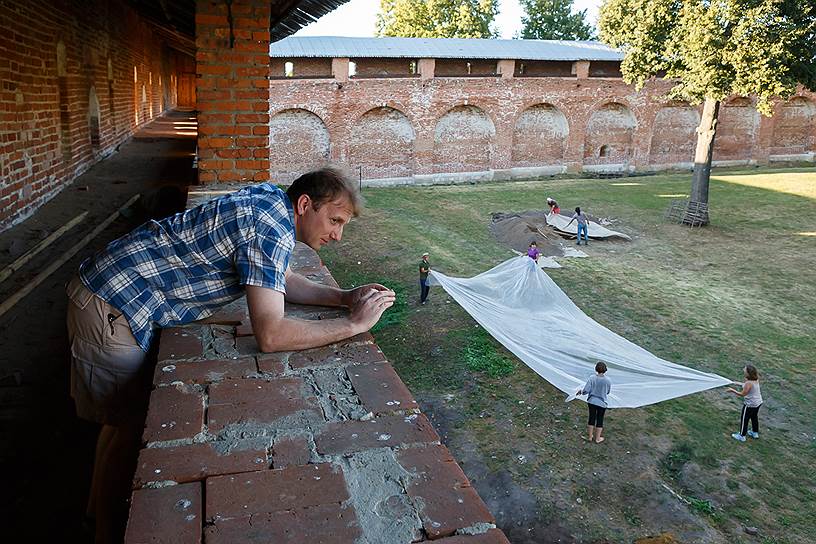 Руководитель археологической экспедиции Сергей Лев фотографирует раскопки со стен Зарайского кремля