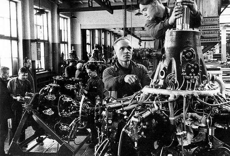 Сборочный цех по производству моторов немецкой фирмы «БМВ» на заводе в городе Рыбинске.1929 год