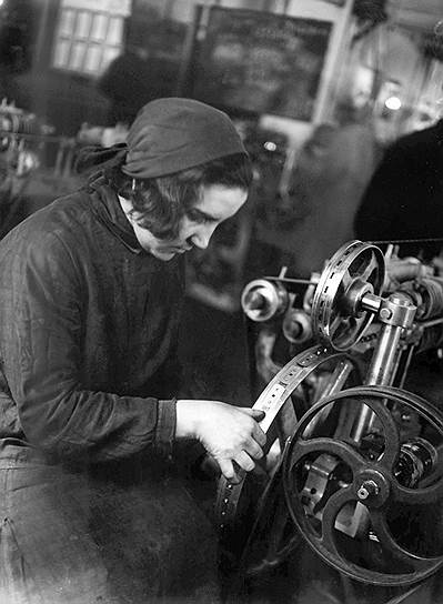 Производство лезвий для бритья компании «Жиллетт» (Gillette). 1929 год