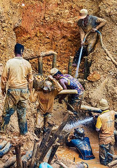 Рабочие выкапывают «шахту». Вытаскивают большие камни и вымывают породу