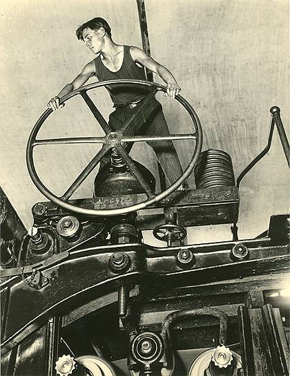 Комсомолец за штурвалом бумагоделательной машины. Балахна. 1929 год