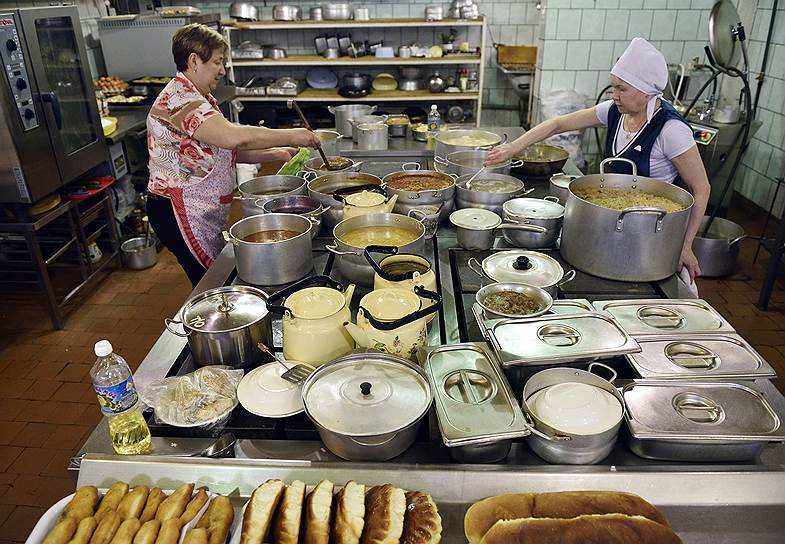 В столовой кормят и школьников, и рабочих, и местных. Каждый день два-три вида супа, семь-восемь гарниров на выбор плюс салаты и мясные блюда