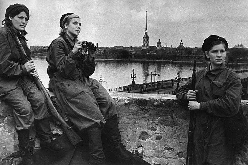 Комсомольцы ПВО на охране города. 1942. Фото Б.Кудоярова
