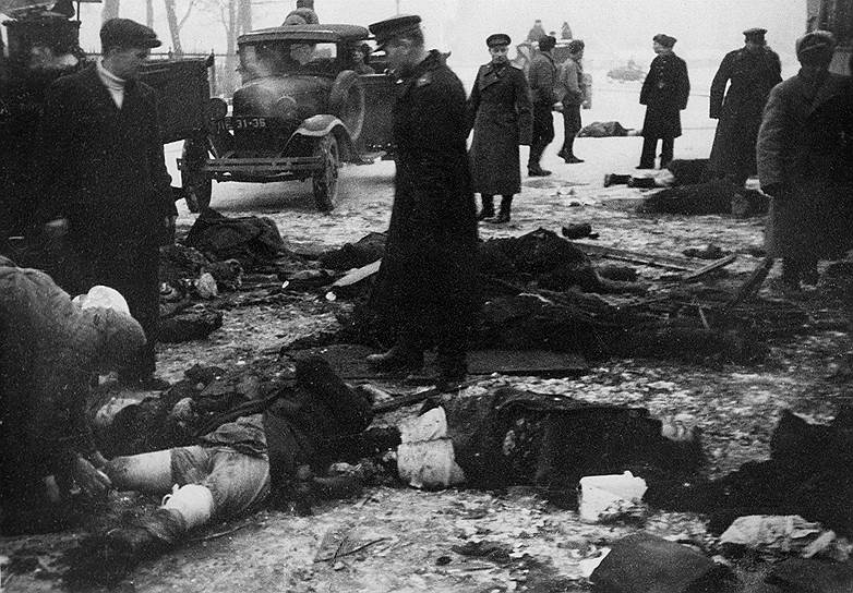 Жертвы налета. Декабрь 1943 года. Фото М. Пригожина
