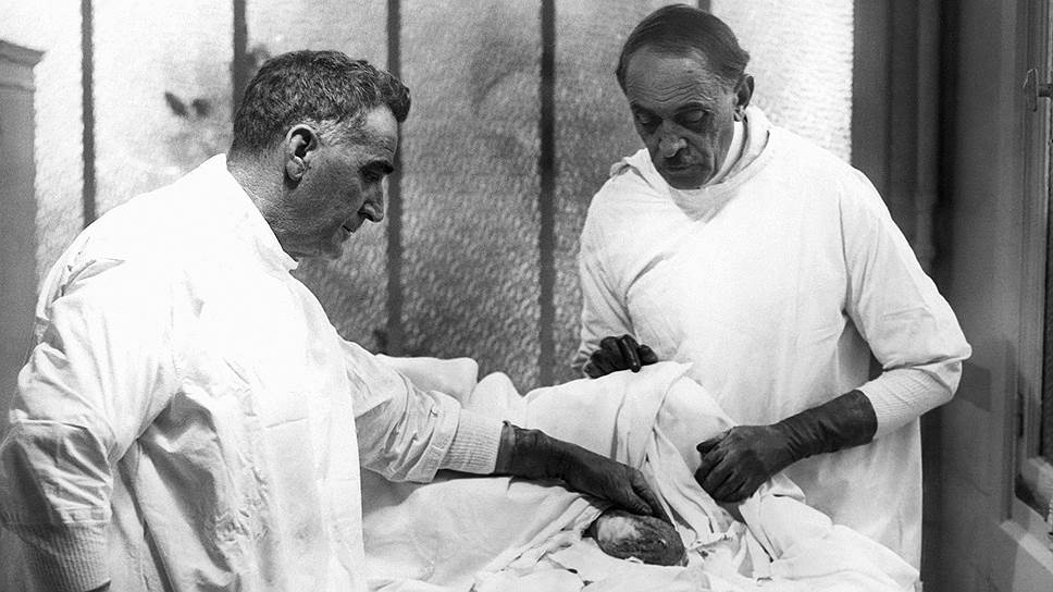 Спрос на операции Сержа Воронова был столь велик, что профессор оперировал не только во Франции (на фото операция на овце в Парижской клинике), но и на Ближнем Востоке и даже в Латинской Америке
