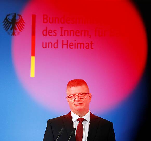 Глава Ведомства по защите Конституции ФРГ Томас Хальденванг объявил о начале «полноценного наблюдения» над рядом структур партии «Альтернатива для Германии». Остановит ли это непримиримых критиков Ангелы Меркель?