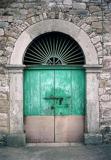 Старинные двери могут рассказать о многом. Но большей частью они плотно заперты
