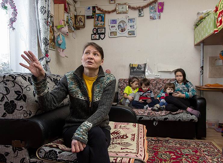 Мама троих детей Татьяна Анохина в своем доме в селе Сотниково