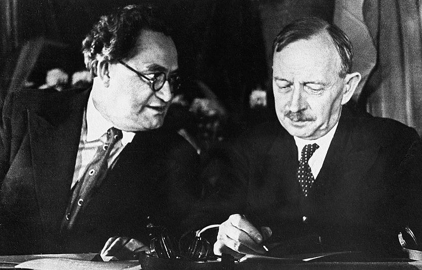 Генсек исполкома Коминтерна Георгий Димитров (слева) и секретарь исполкома Отто Куусинен на конгрессе Коммунистического интернационала молодежи (КИМ). 1935 год