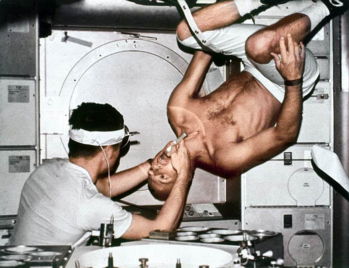 Стоматологический осмотр на американской космической станции Skyla(1973 год). Потеря
кальция — лишь одна из проблем, вызываемых длительным пребыванием в невесомости