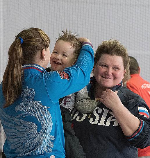 Чемпионка мира Вера Коваль (спиной) обнимает сына после поединка. За мальчиком присматривала ее тренер Нелли Воробьева 