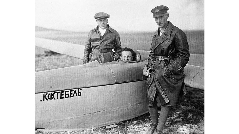 Сергей Королев сидит в кабине планера «Коктебель», слева — инженер Сергей Люшин, справа — летчик Константин Арцеулов. 1930 год