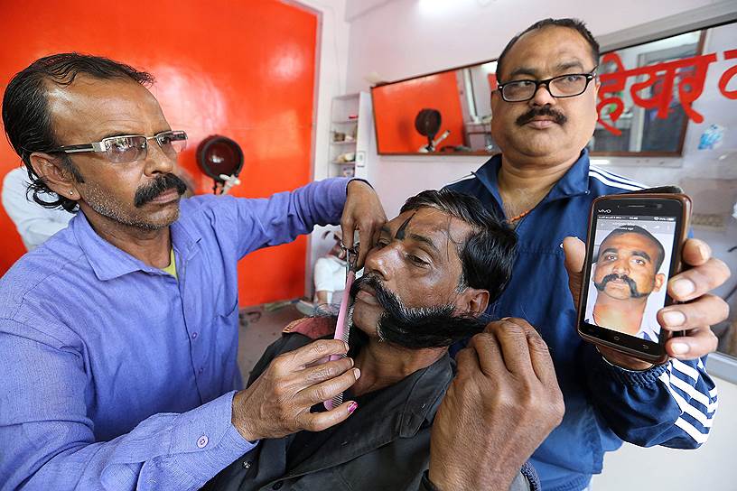 Вот она, разрядка международной напряженности: индийские брадобреи стригут усы под героя-летчика, причем иногда бесплатно