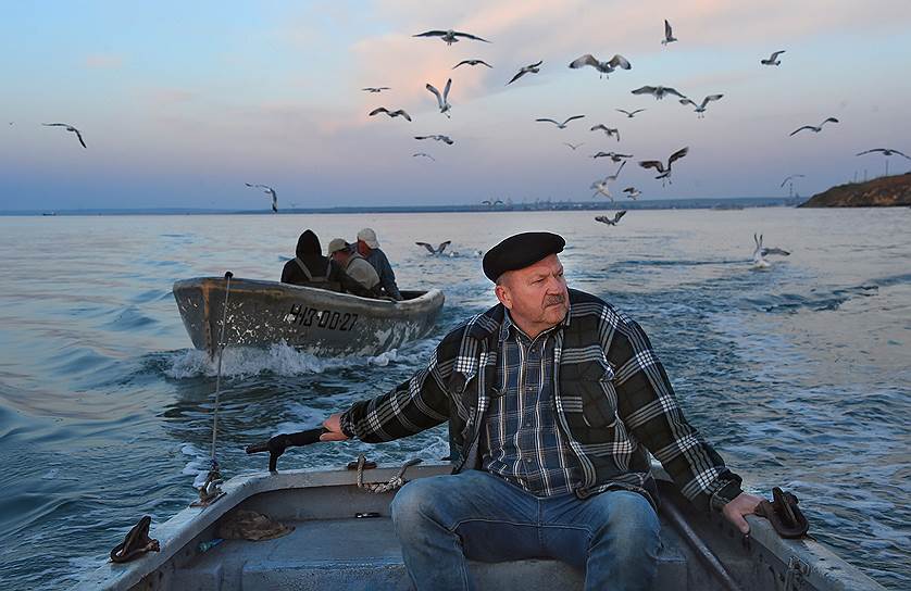 Александр Осокин сейчас живет «только за счет рыбки» — его мидийную ферму разрушили при
строительстве моста