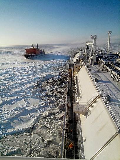 Морской канал в Обской губе. Атомный ледокол «50 лет Победы» рядом с гигантом газовозом выглядит малышом