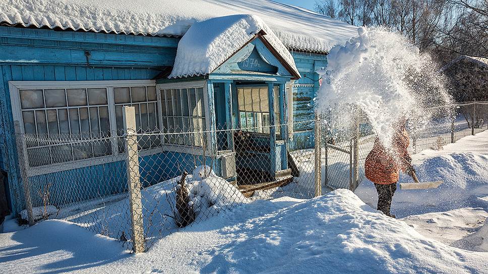 Уборка снега — тоже обязанность соцработника 