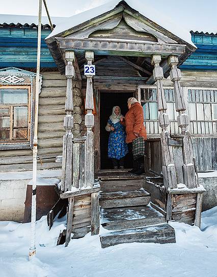 Старушки ждут Татьяну и радуются ей  