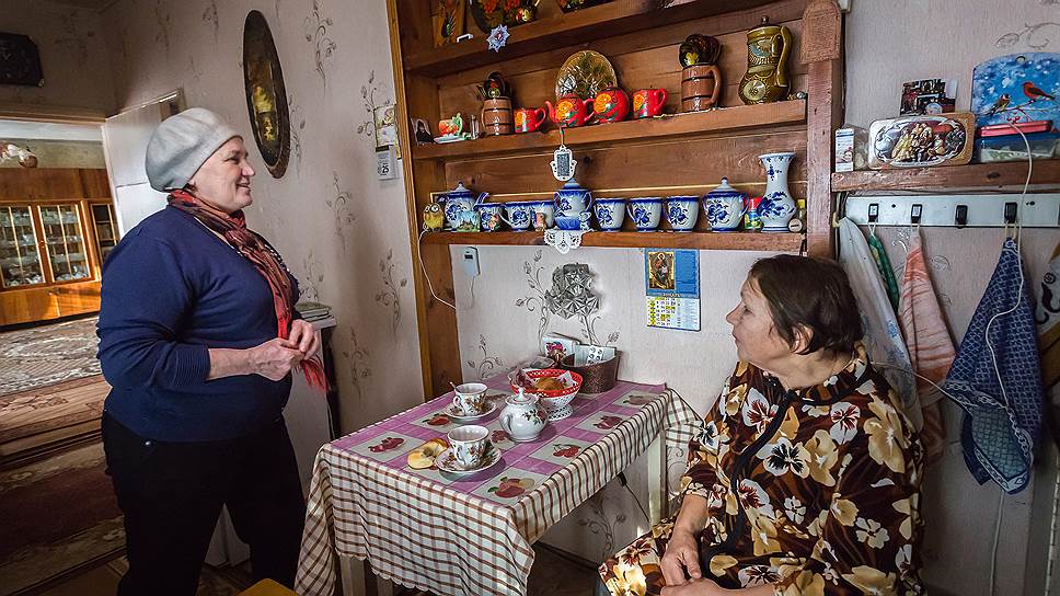 В гостях у своей подопечной Зинаиды Михайловны (ей 78 лет). Она бывший педагог. Показывает поделки, которые она делала вместе с детьми 