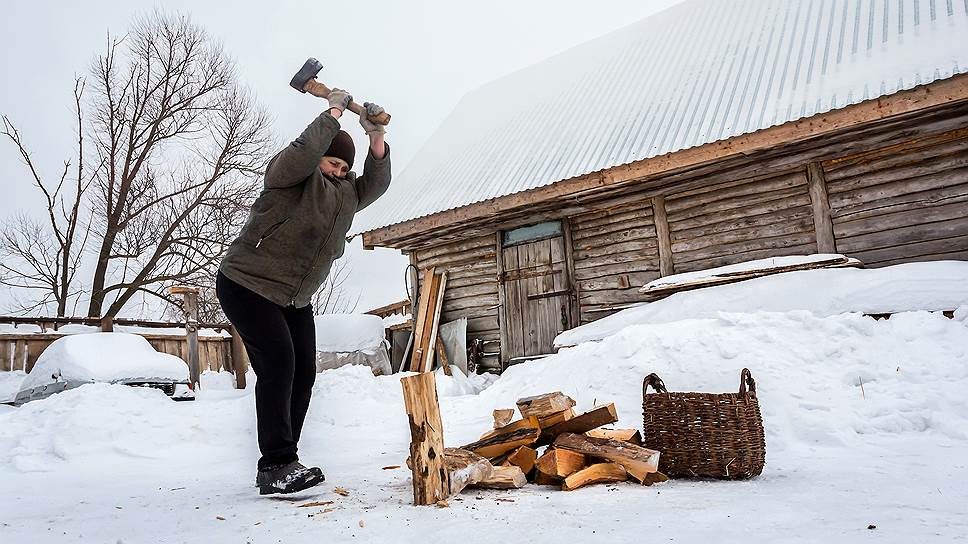 Колоть дрова — обычное дело для социального работника в деревне