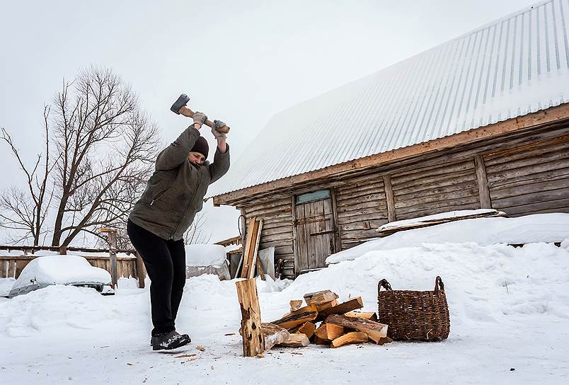 Колоть дрова — обычное дело для социального работника в деревне 
