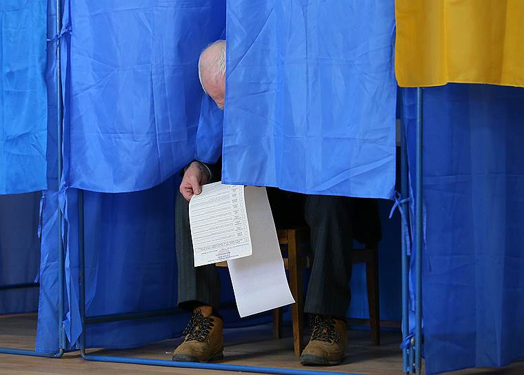 В первом туре избиратель удовлетворил извечный украинский запрос на «новые лица», отыскав их в бюллетенях для голосования