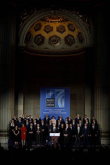 Парадное фото с заседания министров иностранных дел стран—членов НАТО, приуроченного к 70?й годовщине основания альянса в Вашингтоне. Разногласия, как всегда, за кадром