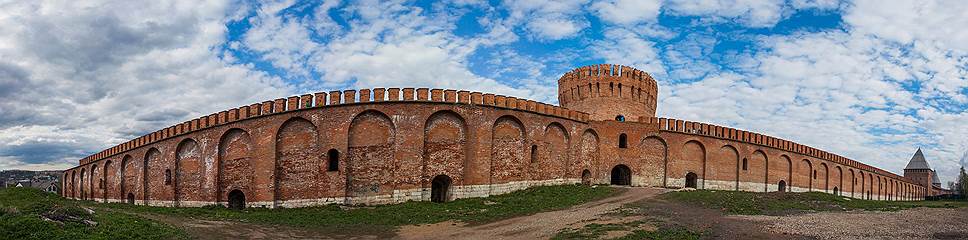 За четыре века Смоленская крепость не раз вступала в бой и изрядно пострадала: от 6,5 километра стен осталось 3,3, от 38 башен — 18. Но и это производит сильное впечатление