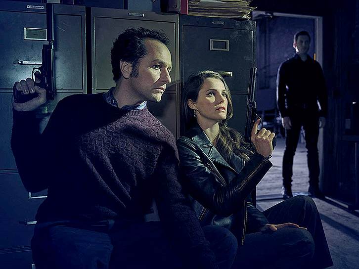 Все тот же сериал «Американцы» (США). Наши профессионалы признают достоверность бытового контекста 1980-х в фильме. Но отмечают, что с элементами боевика авторы сильно перестарались