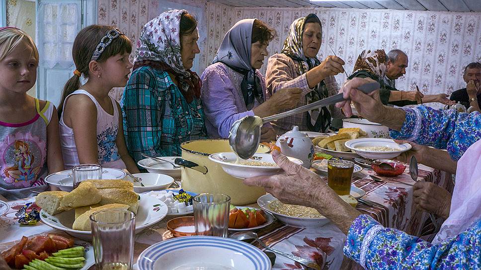 Главное угощение на праздничном собрании — традиционная молоканская лапша на мясном бульоне. Пока подают новое блюдо (на смену лапше приходят долма и голубцы), молокане поют псалмы 