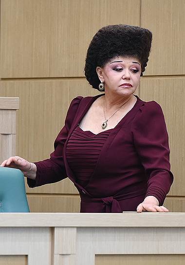 Сенатор Валентина Петренко верхнюю палату парламента покинула, но о ее новациях в дресс-коде вспоминают до сих пор