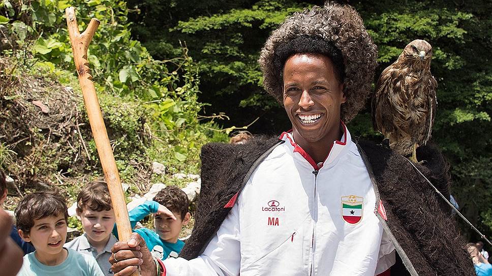 Игроки сборной Сомалиленда на озере Рица не удержались от фото в национальной одежде и с абхазским флагом. Свой тоже не забыли