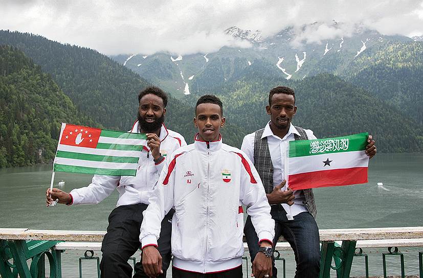 Игроки сборной Сомалиленда на озере Рица со своим национальным флагом 