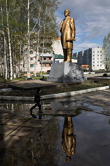 Памятник вождю революции Владимиру Ленину в Новом Ургале