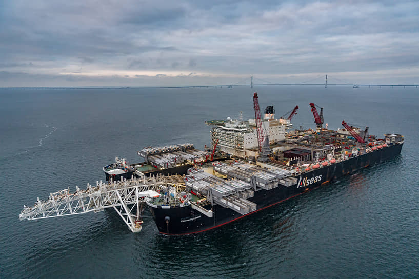 СП-2 тянет по дну Балтики особое судно — морской трубоукладчик