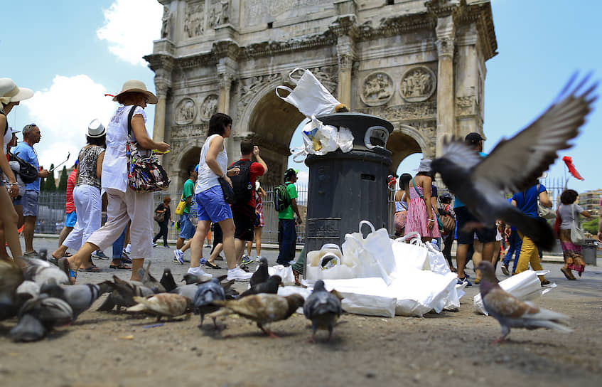 Город зарабатывает на туристах, туристы заваливают его мусором 