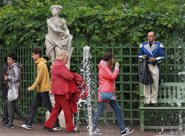 Мраморные статуи кажутся такими одинокими среди деловитых и многочисленных туристов 