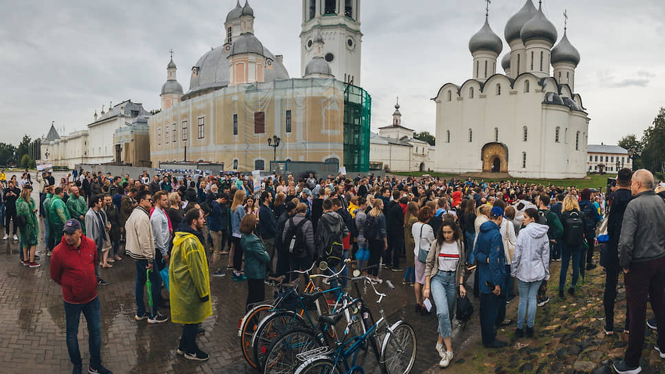 В конце июля сотни горожан собрались у стен Вологодского кремля в защиту культурно-исторического ландшафта города