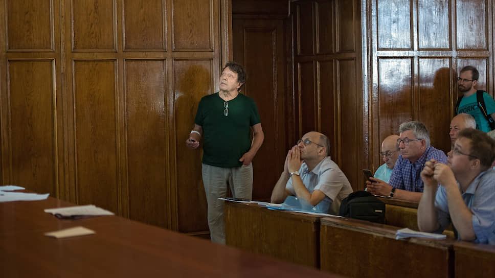 Александр Белавин (слева) во время лекции