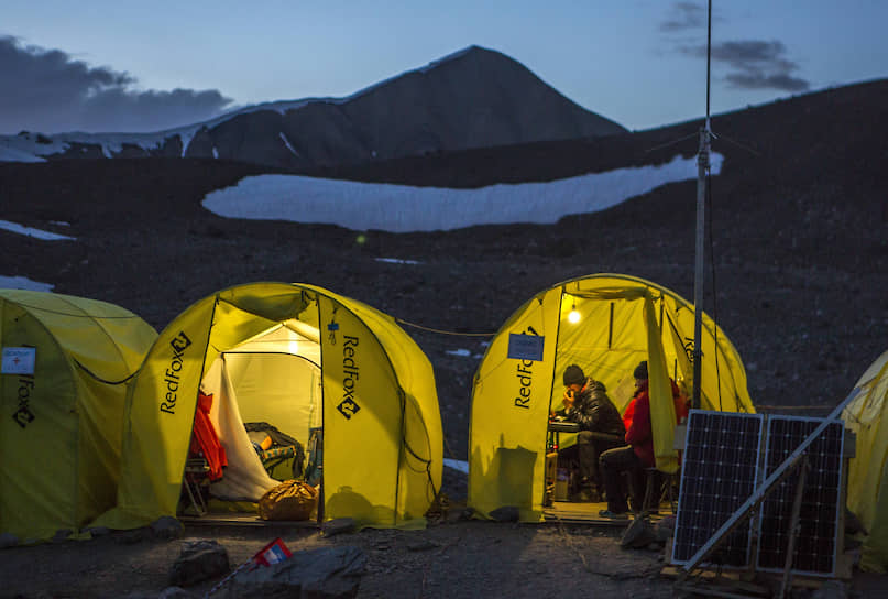 На дистанции есть три штурмовых лагеря. На высотах 4400 метров, 5300 метров и 6100 метров. Обычные альпинисты здесь отдыхают. Участники гонки проскакивают их на полном ходу. Иногда могут выпить несколько глотков чая