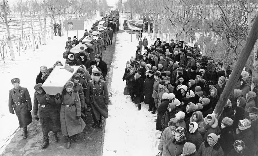 Траурная процессия с гробами погибших в ходе пограничного конфликта на острове Даманский в марте 1969-го 