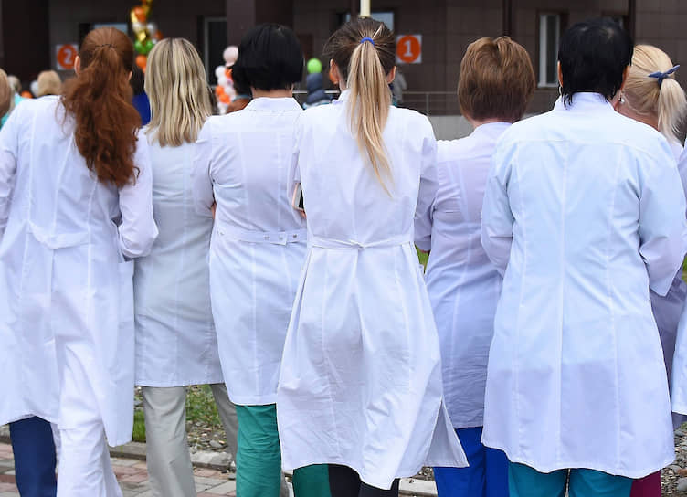 Порочный круг: российское здравоохранение поворачивается спиной к медработникам, а они — к пациентам